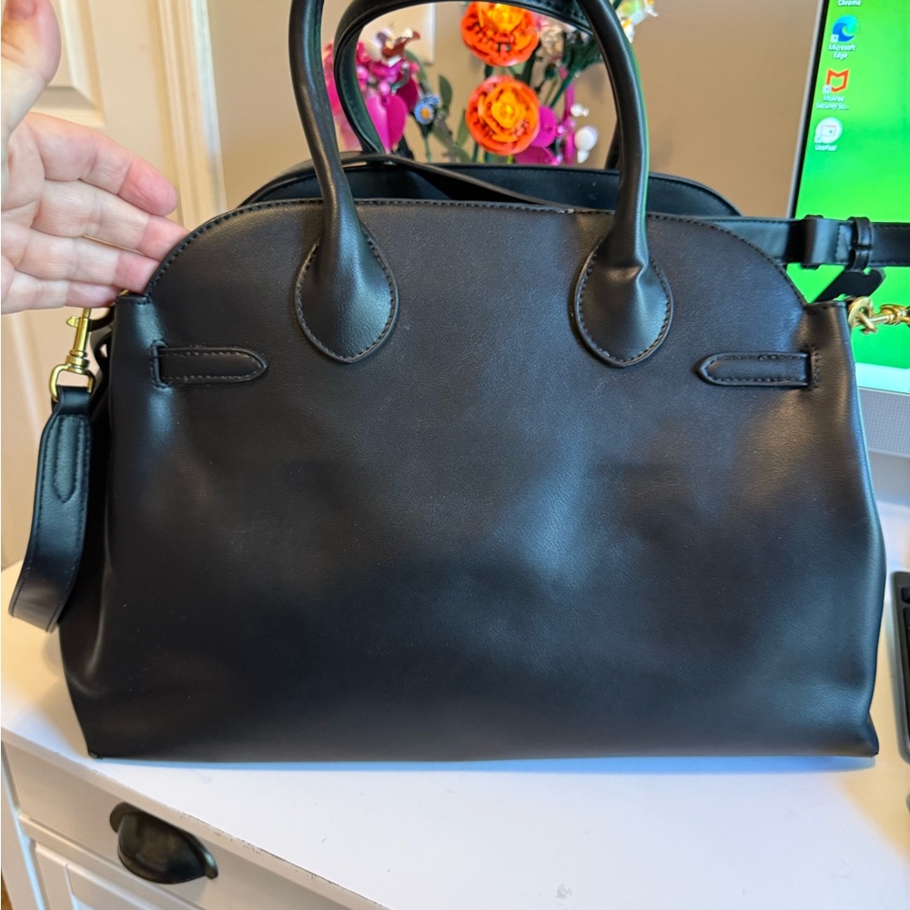 Elegant Black Leather Handbag